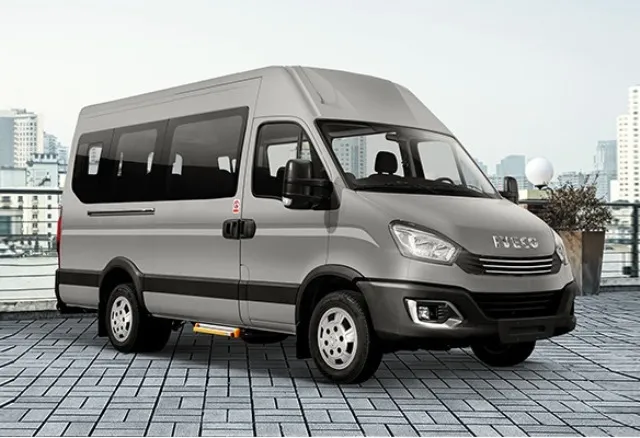 Alt: Nội thất xe Iveco Daily Plus với ghế ngồi bọc da cao cấp