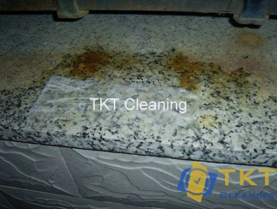 Vết ố vàng trên đá Granite