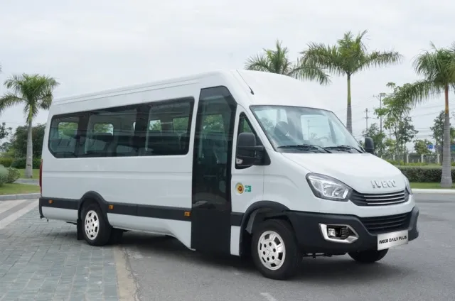 Alt: Xe minibus Iveco Daily Plus phiên bản Premium với nội thất sang trọng