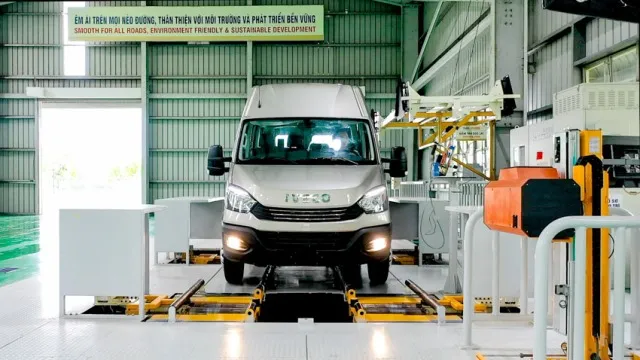 Alt: Dây chuyền sản xuất hiện đại của xe minibus Iveco tại nhà máy Thaco