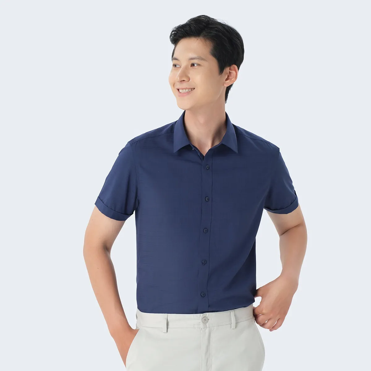 Outfit áo sơ mi màu kết hợp quần âu thanh lịch